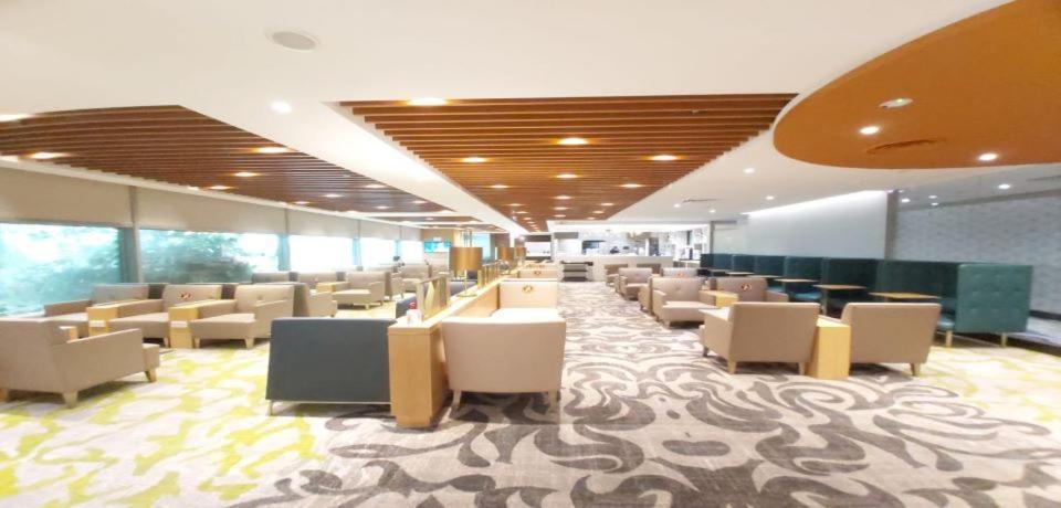 Ambassador Transit Lounge Terminal 3 Khách sạn 3*